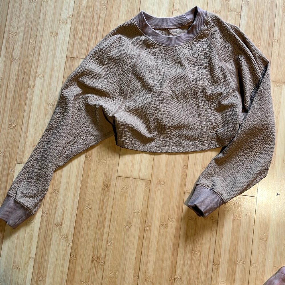 Gigi C cropped light sweatshirt in size s
